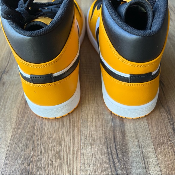 2022 AirJordan 1 Mids Reverse  BLKWhite Sneakers 554724-701 yellow - Picture 4 of 13